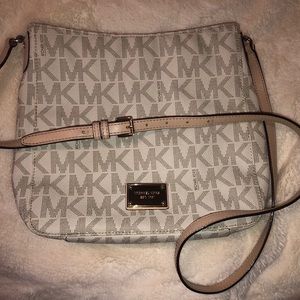 Micheal Kors Jet Set Signature Crossbody